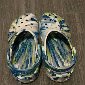 Marbled blue and yellow junior size 6 Crocs